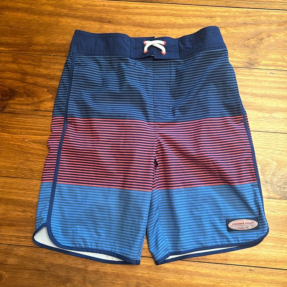 NWOT Vineyard vines swim trunks size M (12-14)